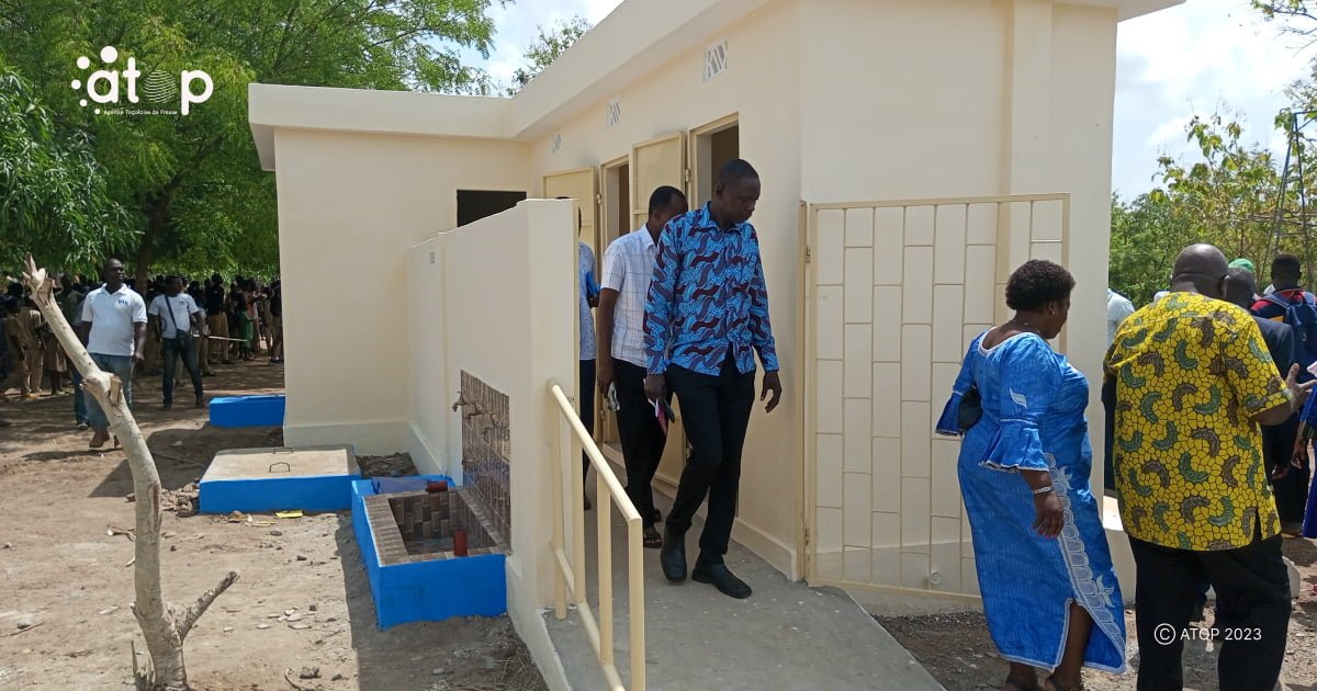Atop.tg un systeme dadduction deau et des latrines receptionnes au CEG Bocco 2