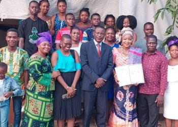 Kloto/ une attestation de reconnaissance de femme leader de l’année à madame Alodji Adzo