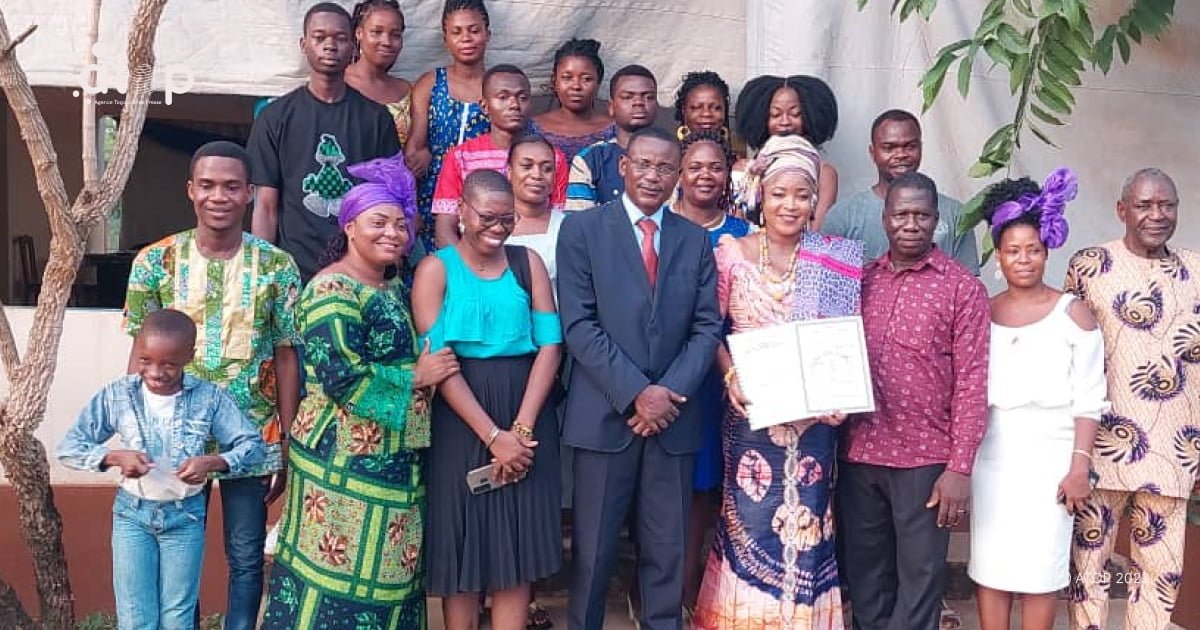 Kloto/ une attestation de reconnaissance de femme leader de l’année à madame Alodji Adzo 1 Atop.tg une attestation de reconnaissance de femme leader de lannee a madame Alodji Adzo