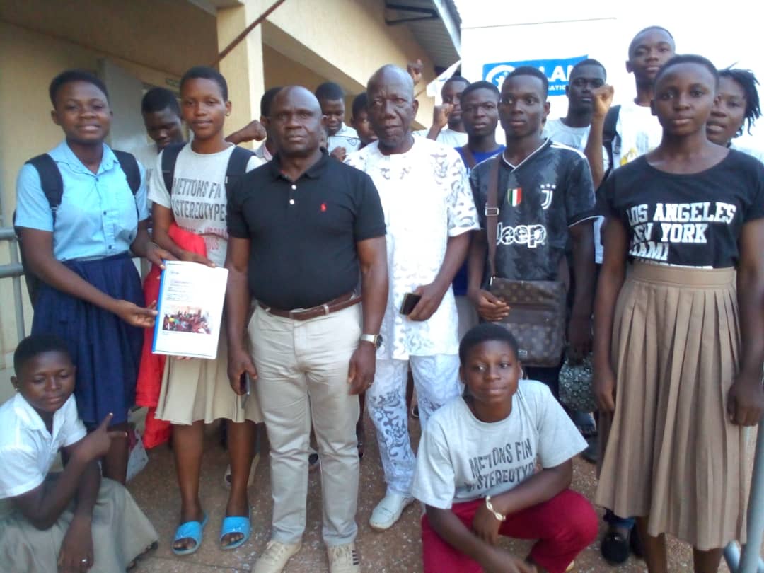 Lutte contre les violences sexuelles : « Youth panel » soumet un document de plaidoyer à la commune de Sotouboua 1 1 Le maire en t shirt noir a pose avec le club des jeunes