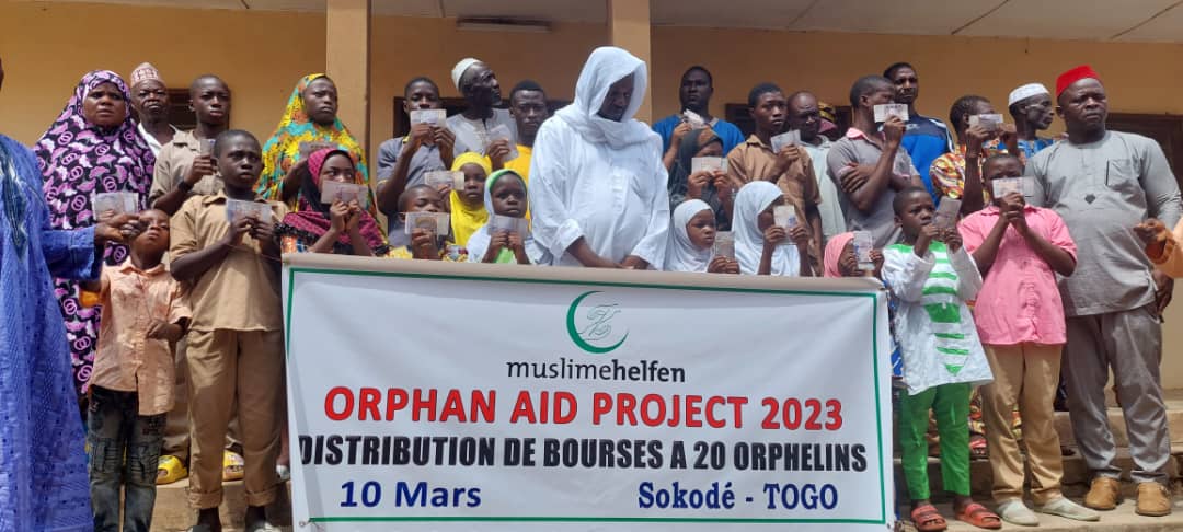 Les beneficiaires et leurs familles aux cotes du Dr Asmanou en blanc