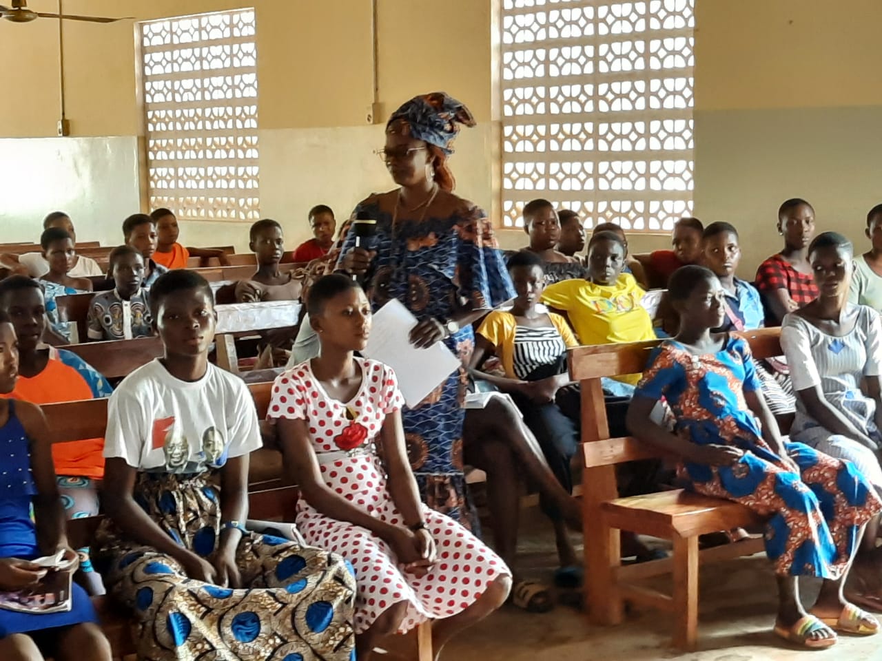 Yoto : Les CDEJ « La Solution » et « El Schadai » ont célébré la journée internationale des droits des femmes à Zafi 1 Mme Kagninga debout lors de la sensibilisation