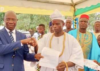 11 Le prefet Tchimbiandja costume remet le decret au nouveau chef Pampandja