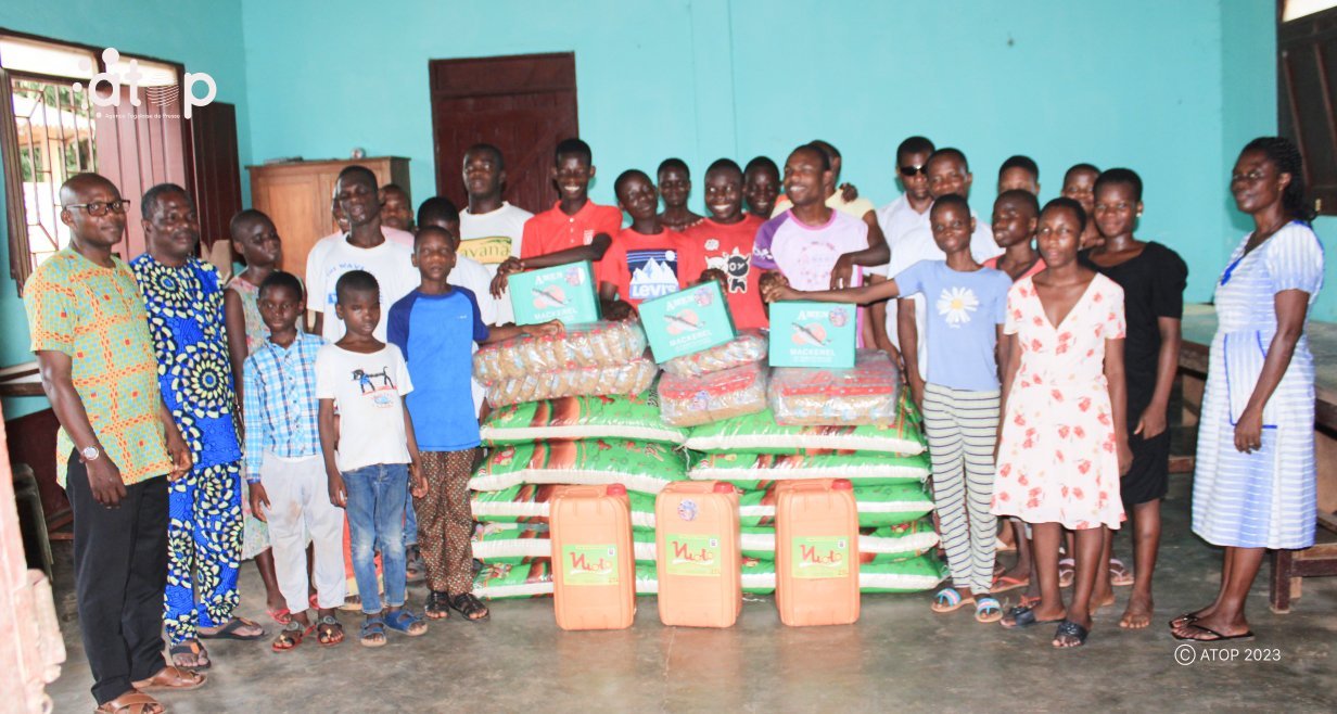 Atop.tg la FMH a offert des vivres aux eleves de linstitut des aveugles de Togoville