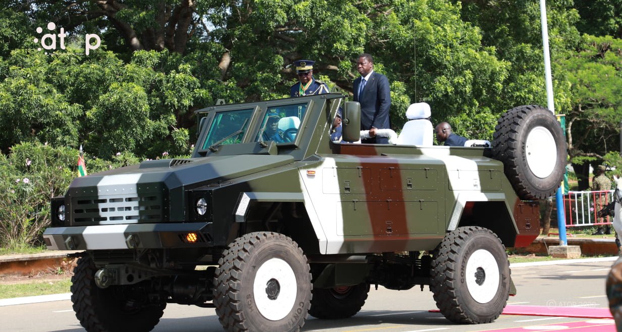 Atop.tg le chef de lEtat assiste activement au defile militaire et paramilitaire