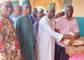 Oti/ jeune de ramadan :  El hadj Ouattara Youssouf assiste les musulmans vulnérables de Mango en kits alimentaires