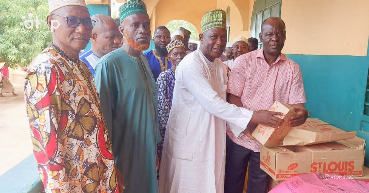 Atop.tg El hadj Ouattara Youssouf assiste les musulmans vulnerables de Mango en kits alimentaires
