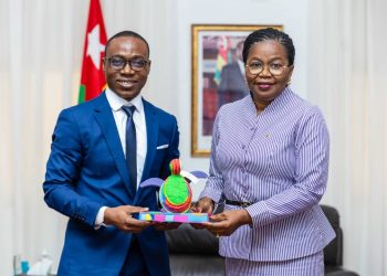 Le premier ministre a échangé avec le représentant du Togo au conseil d’administration de la banque mondiale et le dg de l’ONG  Green Industry Plast Togo