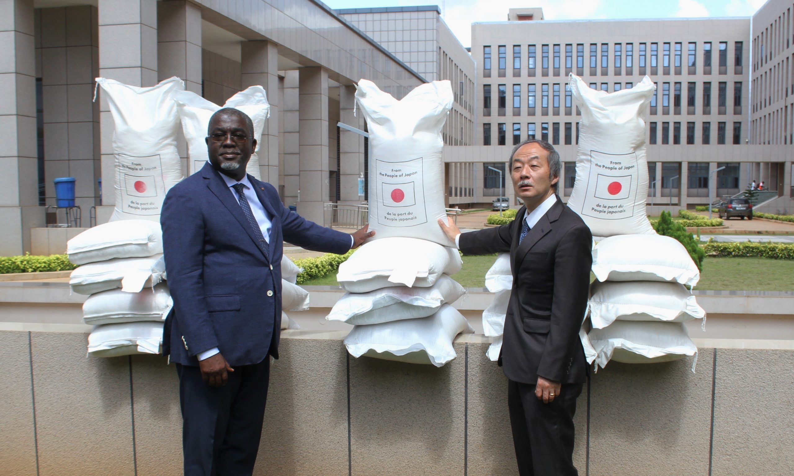 Atop.tg le Japon fait don dengrais et de riz au Togo scaled