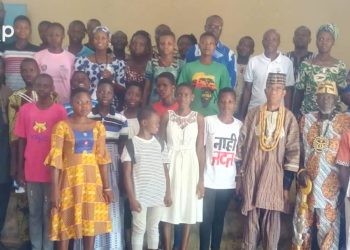 Moyen Mono/les responsable du projet girls lead en réunion de coordination à Tohoun     