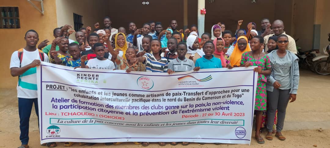 Promouvoir la paix et la non-violence : des membres des clubs scolaires genres de Tchaoudjo 1 outillés 1 Des membres des clubs scolaires
