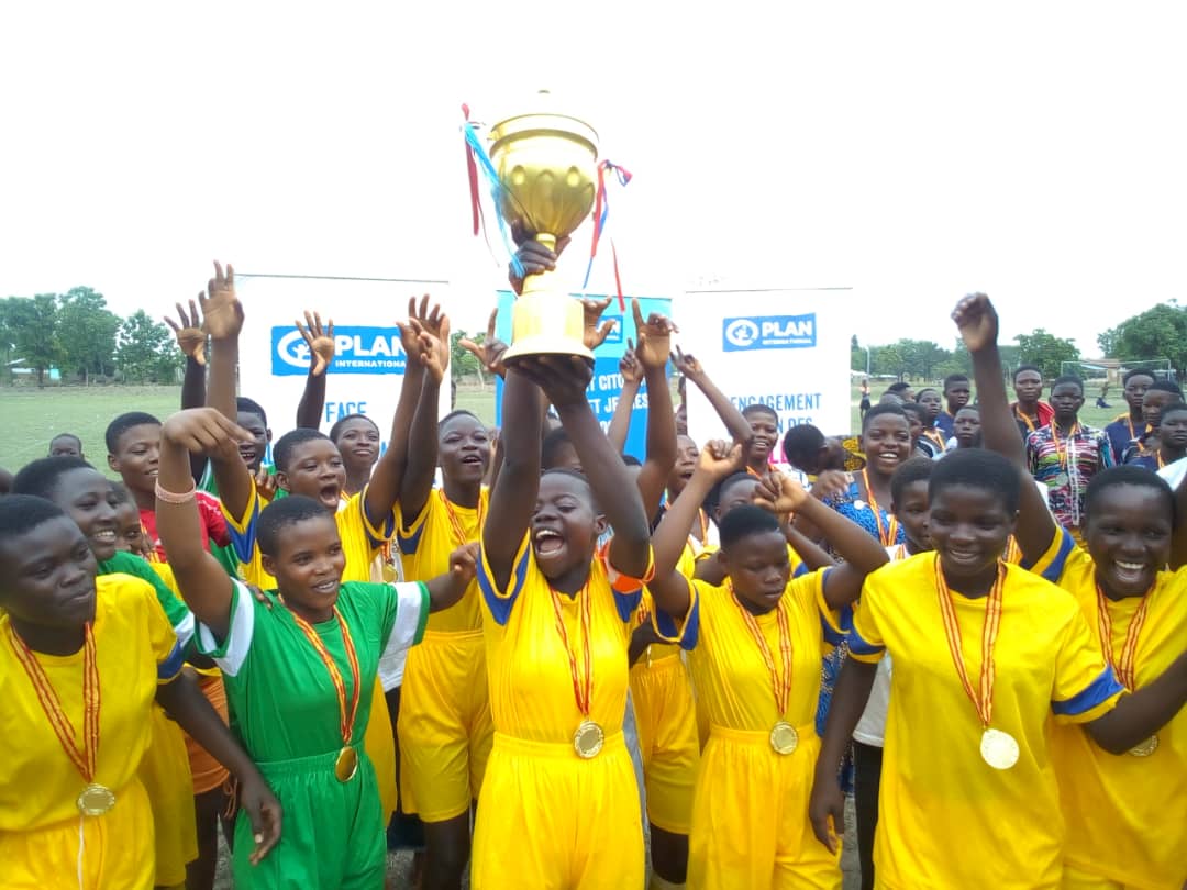 Lequipe victorieuse brandissant la coupe