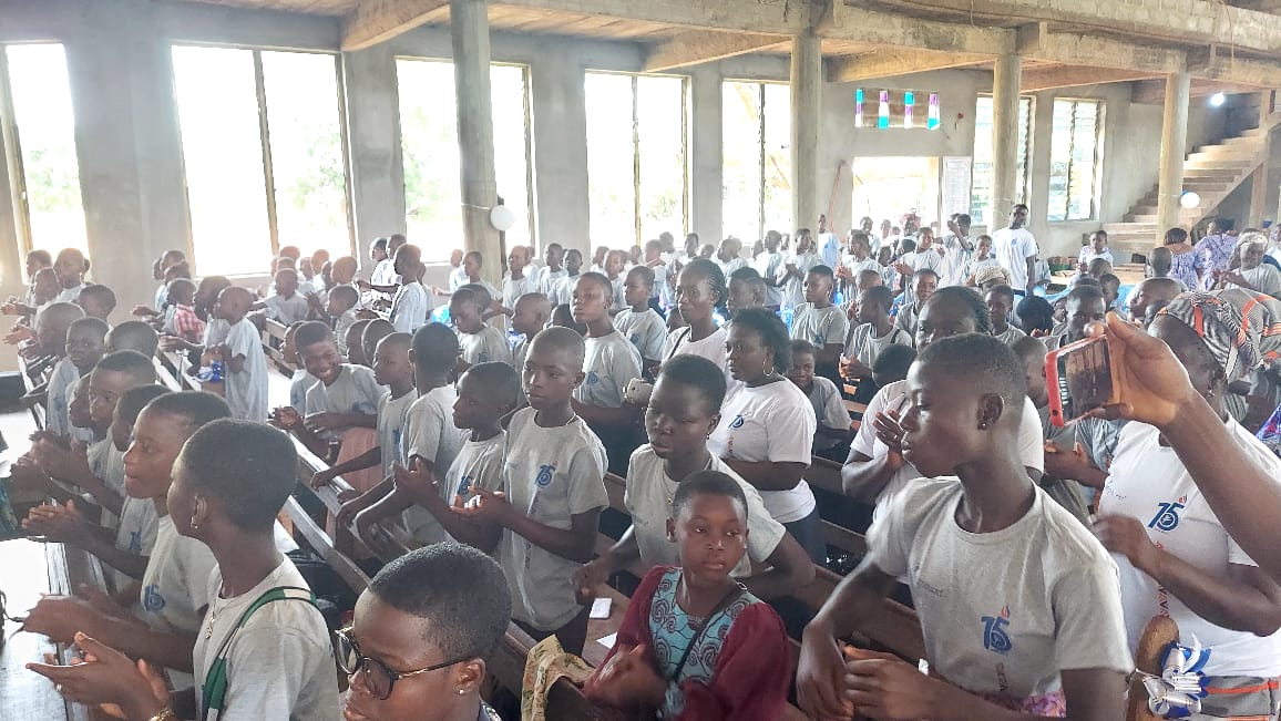Les beneficaires rendent grace a Dieu