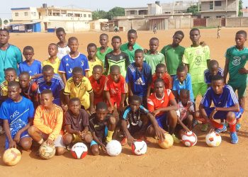 Football : l’ONG 2 AD offre des ballons à son équipe minime