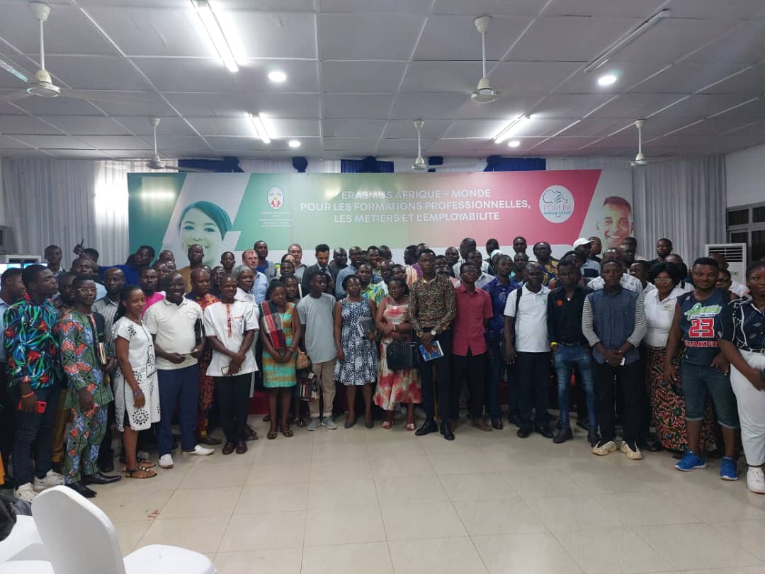 Organisateurs et participants a la cloture du forum