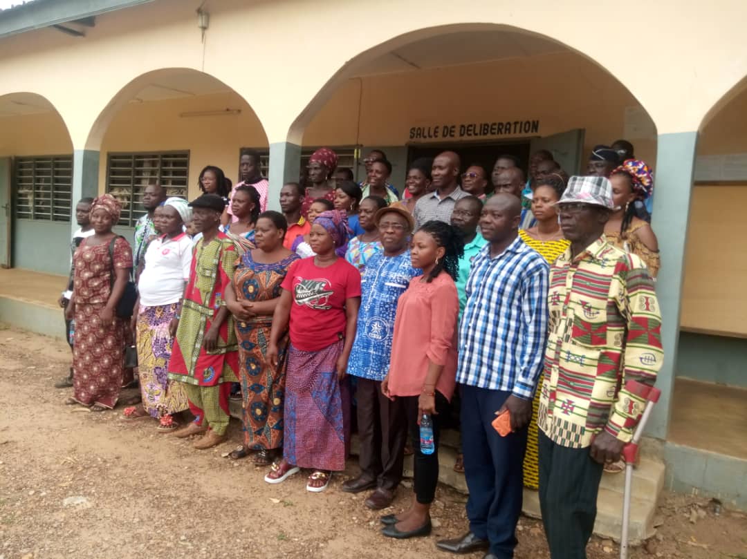Photo de groupe des contribuables et des autorites locales