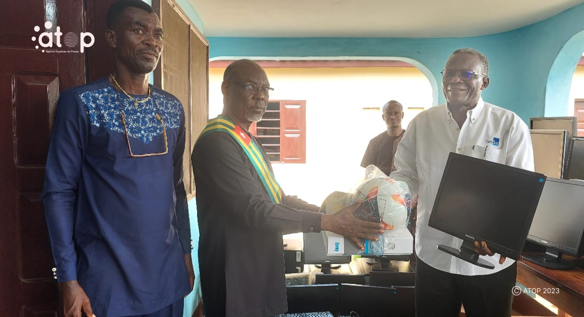 Atop.tg lassociation Mile Novissi offre du materiel informatique et sportif au lycee dAmoussoukope