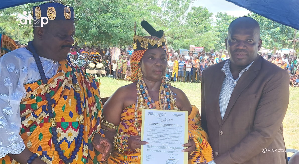 Yoto/Mama Abran Adjokou III reconnue officiellement cheffe du village d’Ahépé Assiko 1 Atop.tg Mama Abran Adjokou III reconnue officiellement cheffe du village dAhepe Assiko