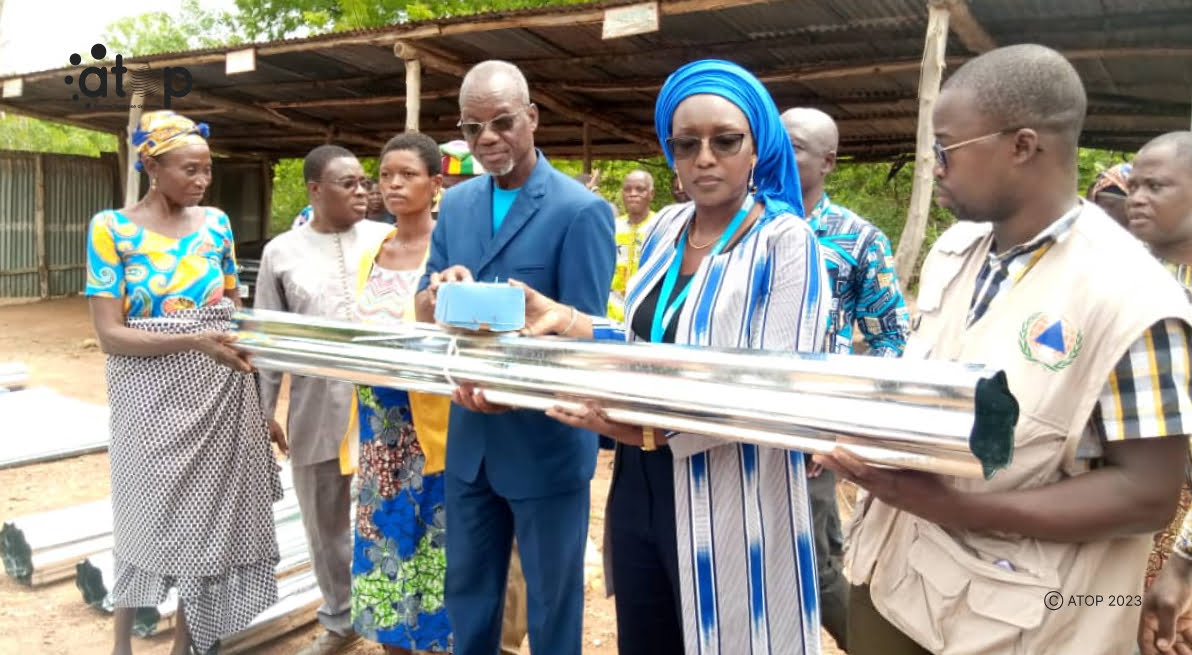 Atop.tg Plan international Togo assiste le CEG Elavagnon ville 2 et 26 menages sinistres