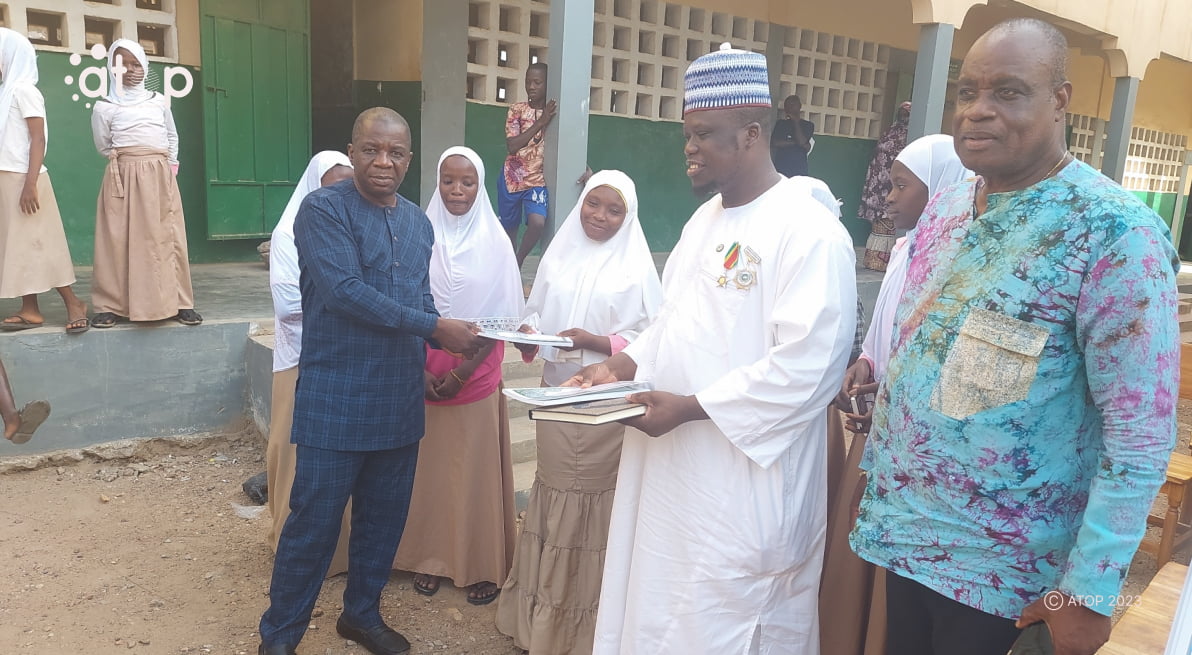 Atop.tg des saints corans aux eleves du complexe scolaire islamique la paix de Kpalime