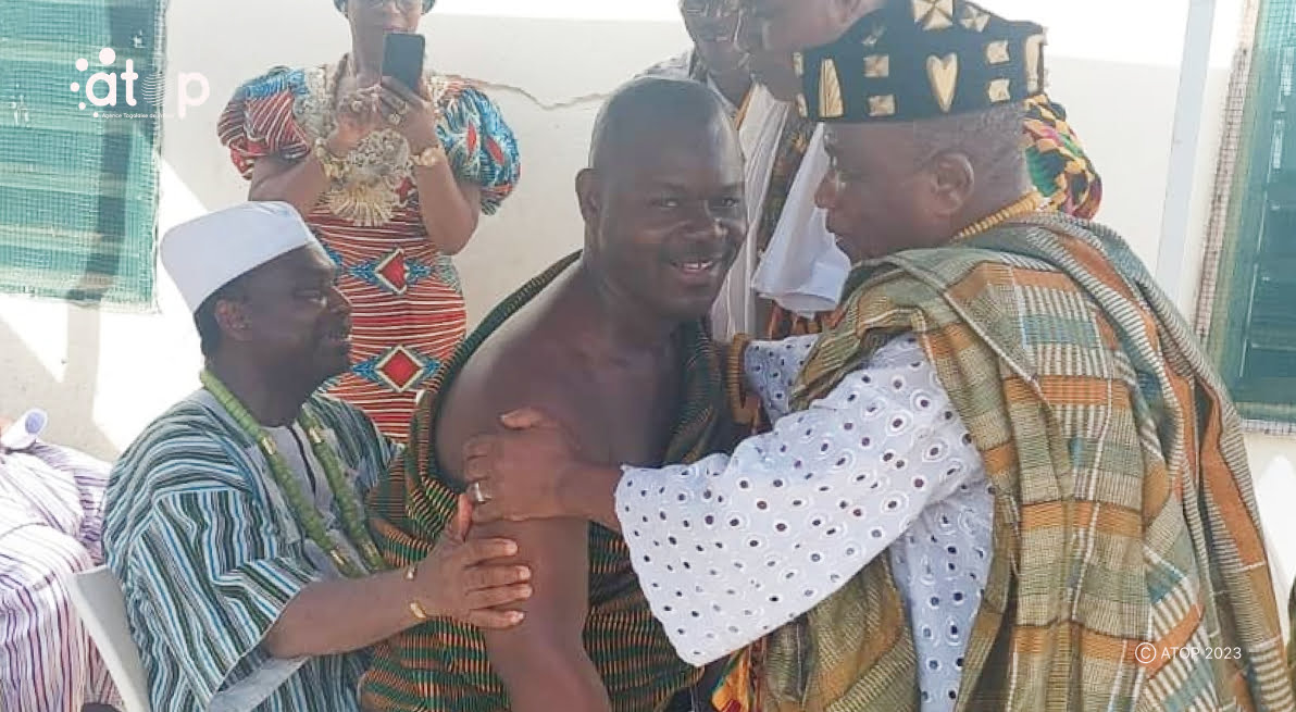 Kloto/traditions : le nouveau tuteur du roi d’Agomé kpalimé, Christian Folly-kossi officiellement présenté aux chefs et dignitaires 1 Atop.tg le nouveau tuteur du roi dAgome kpalime Christian Folly kossi officiellement presente aux chefs et dignitaires
