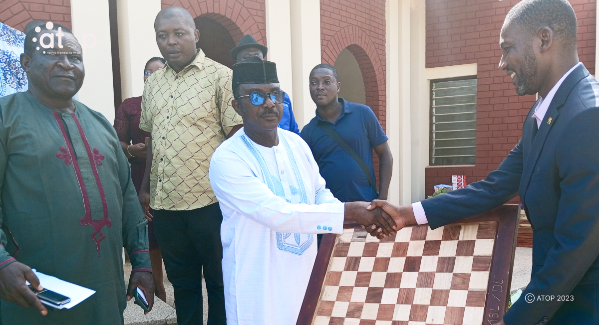 Atop.tg les prefets de la region des plateaux ont recu des kits pour la pratique des jeux dans leurs prefectures