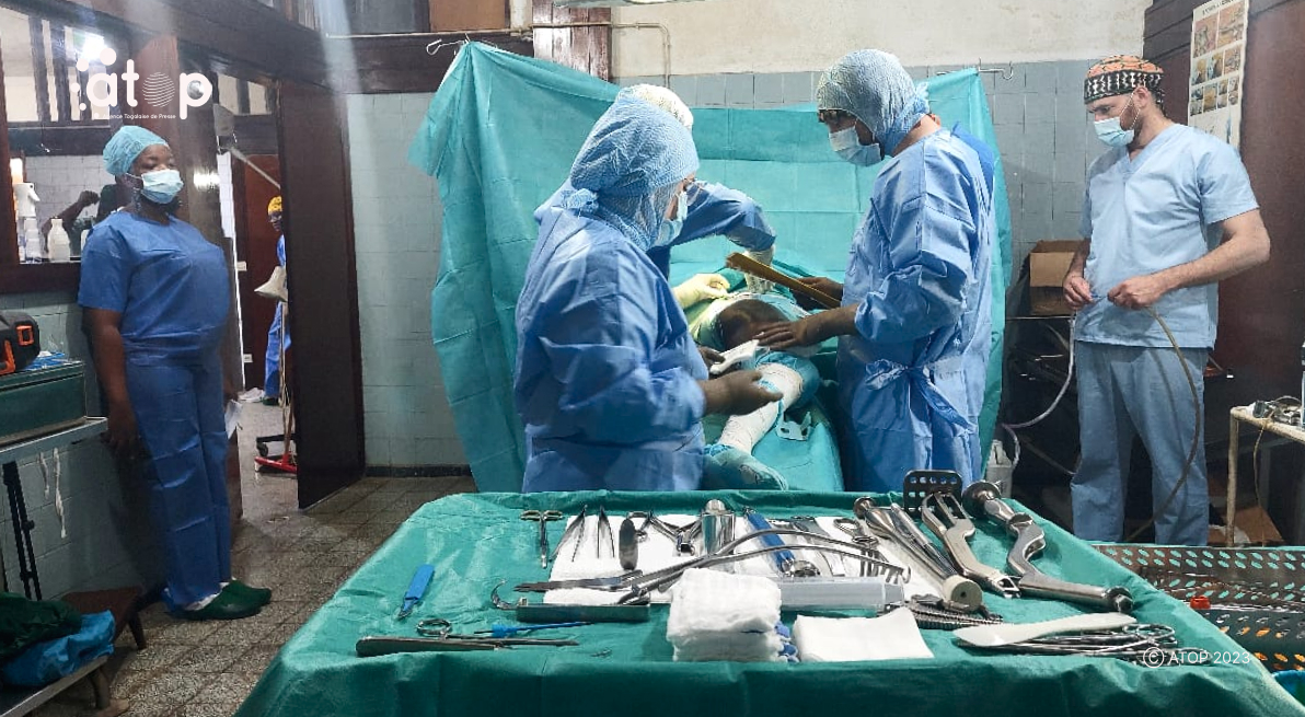 Atop.tg une mission chirurgicale de formation et de pose de prothese de la hanche a lhopital Bethesda dAgou Nyogbo