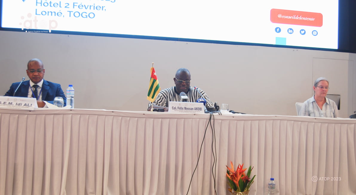 Col. Akobi milieu cloturant les