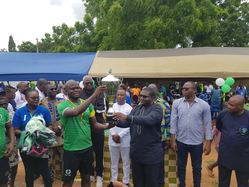 Football/gala des professionnels de la microfinance : FUCEC-Togo vainqueur de la 9ème édition 1 Le trophee au vainqueur