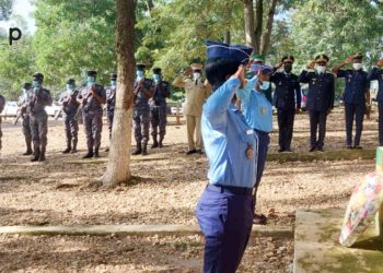 Journée des martyrs :  Le préfet de Tchaoudjo a déposé une gerbe de fleurs sous la stèle  mémorial à Sokodé