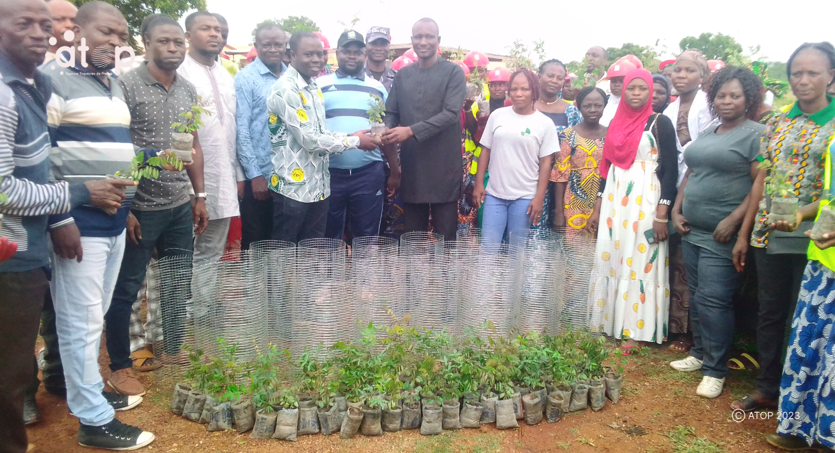 Atop.tg LANADEB savane appuie les communes avec 1000 plants