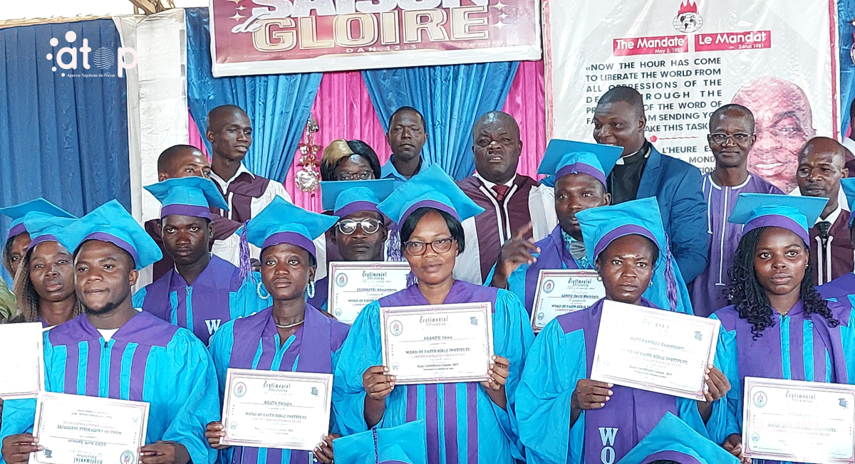 Atop.tg Vingt deux etudiants ont recu leurs diplomes de fin de formation biblique