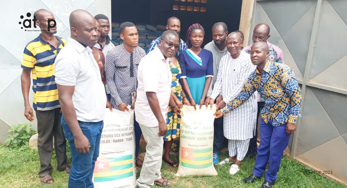Atop.tg des producteurs de cereales de Lavie Agoviepe beneficient de 259 sacs dengrais vivriers