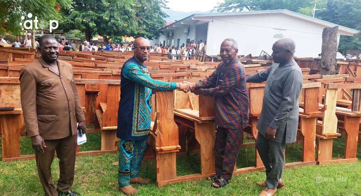 Atop.tg des tables bancs mis a douze etablissements primaire et secondaire de la prefecture