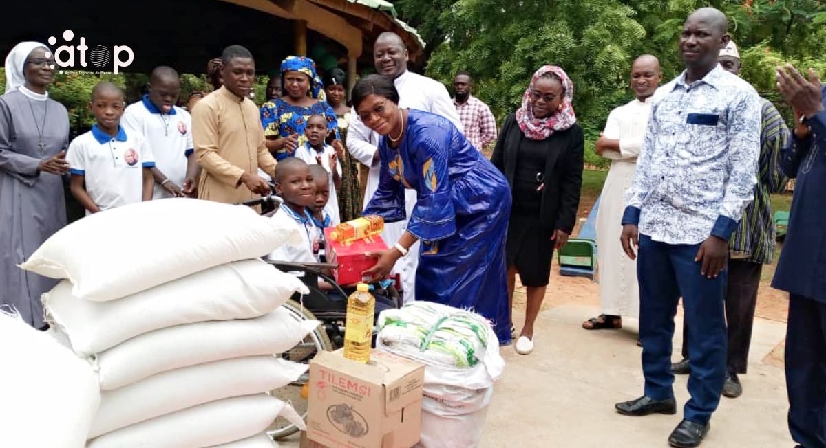 Atop.tg le ministre Apedoh Anakoma a visite les centres daccueil des enfants vulnerables