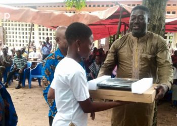 Est-Mono/Appui à l’éducation des filles : un ordinateur portatif remis à Mlle Dégla Adjovi Miracle