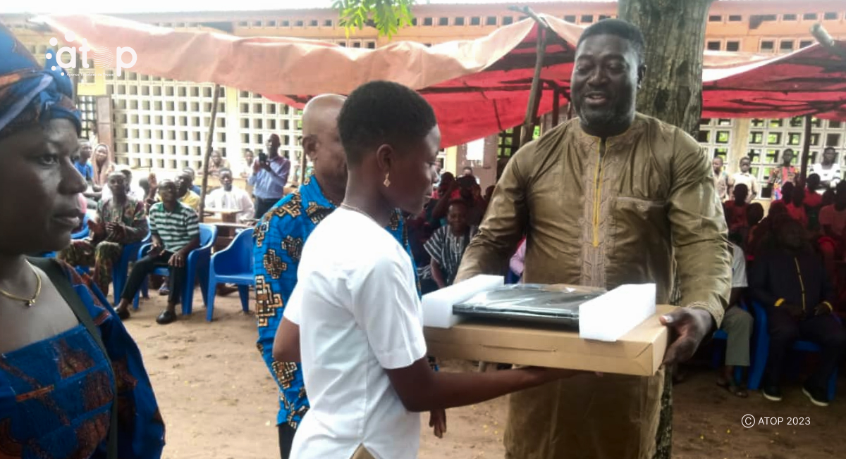 Atop.tg un ordinateur portatif remis a Mlle Degla Adjovi Miracle