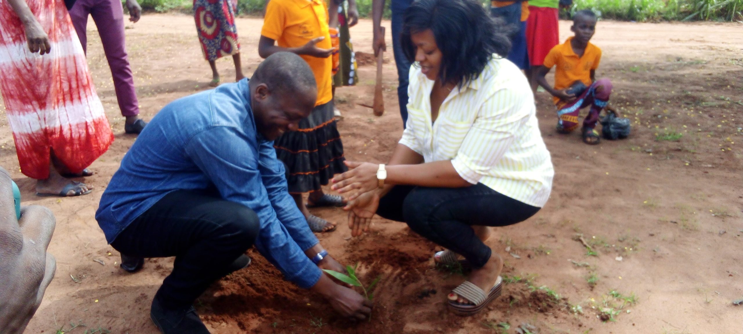 Zio / environnement : l'association alumni Yali de Dakar au Togo (AYDAT) met en terre 250 plants au CEG ville 5 1 IMG 20230603 092605 709 min scaled