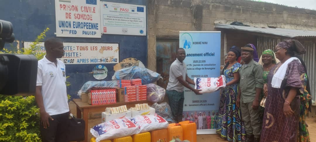 La deputee Amadou remettant symboliquement le don a Me Kondi