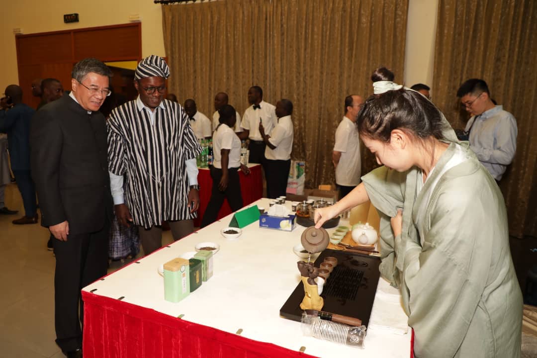 Le ministre et le diplomate apprecient le the chinois