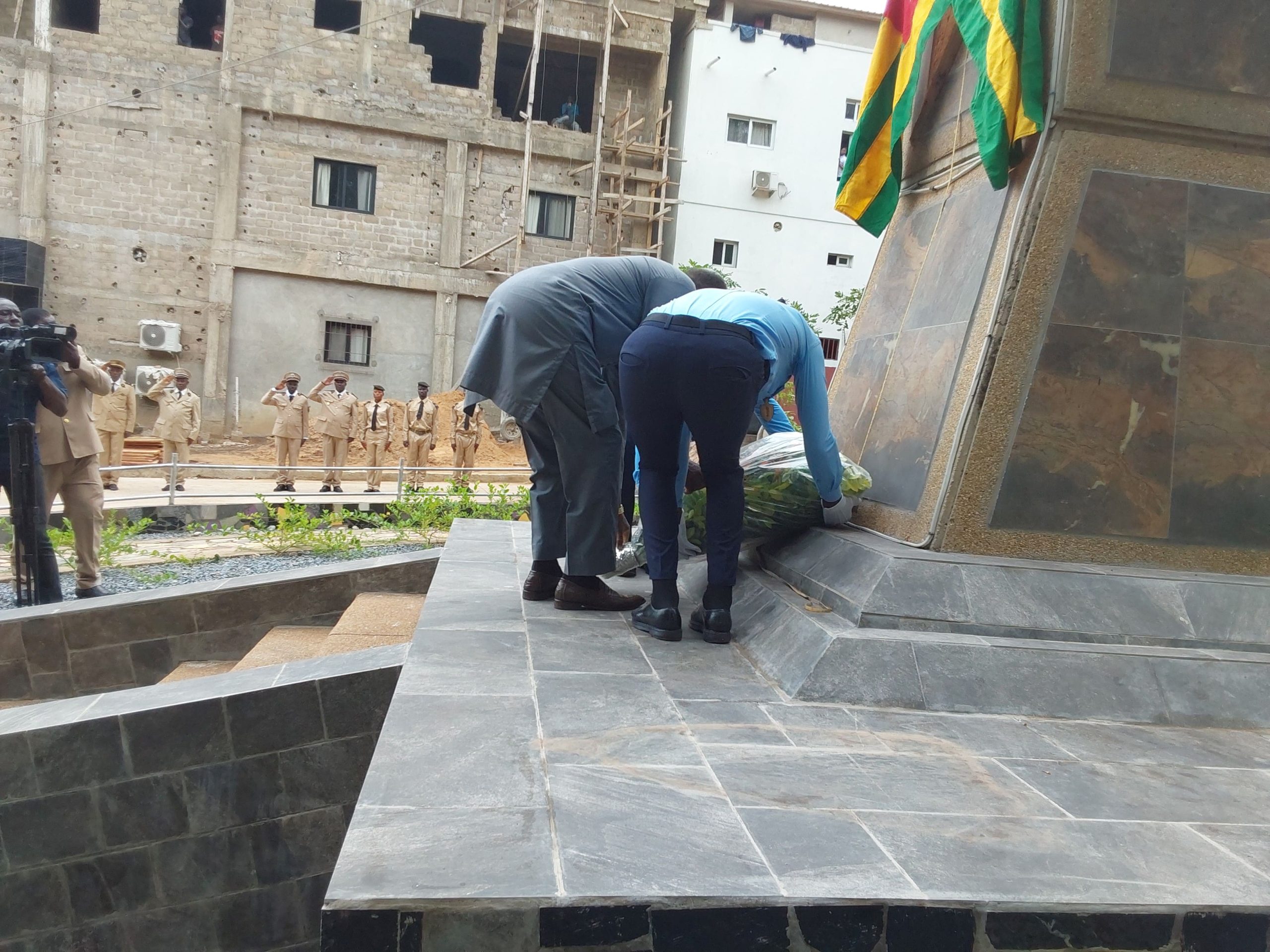 Le prefet Edoh Akakpo au milieu deposant la gerbe de fleurs1 scaled