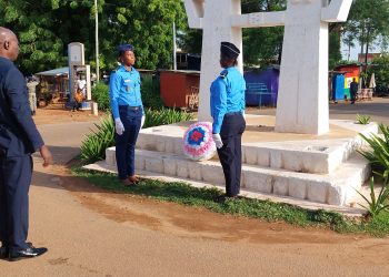 Tone / un dépôt de gerbe de fleurs marque la journée des martyrs à Dapaong