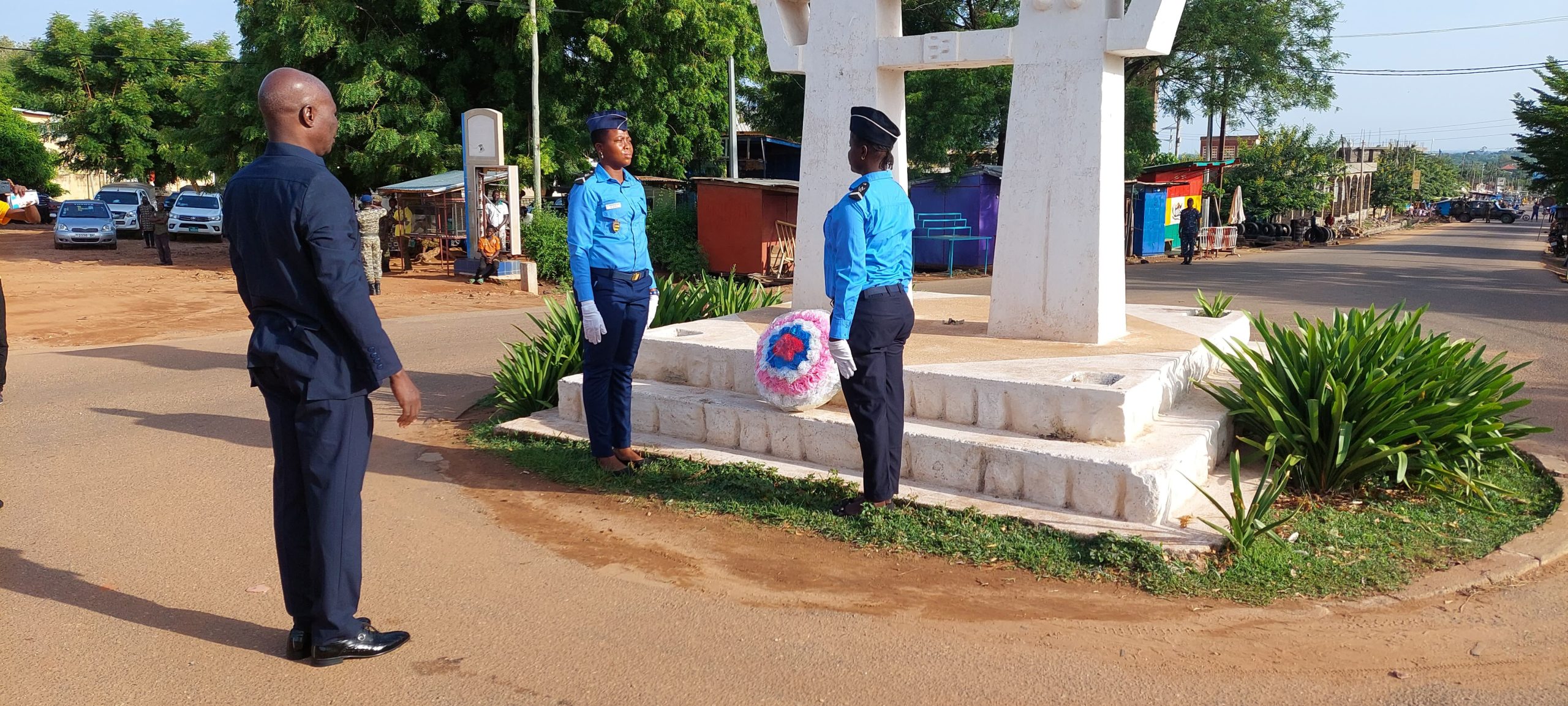 Le prefet Tchimbiandja se recueille apres depot de gerbes2 scaled