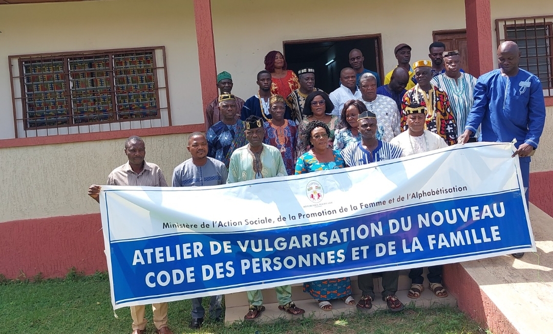 Les leaders communuautaires posant avec le prefet 2eme ligne 3eme a droite