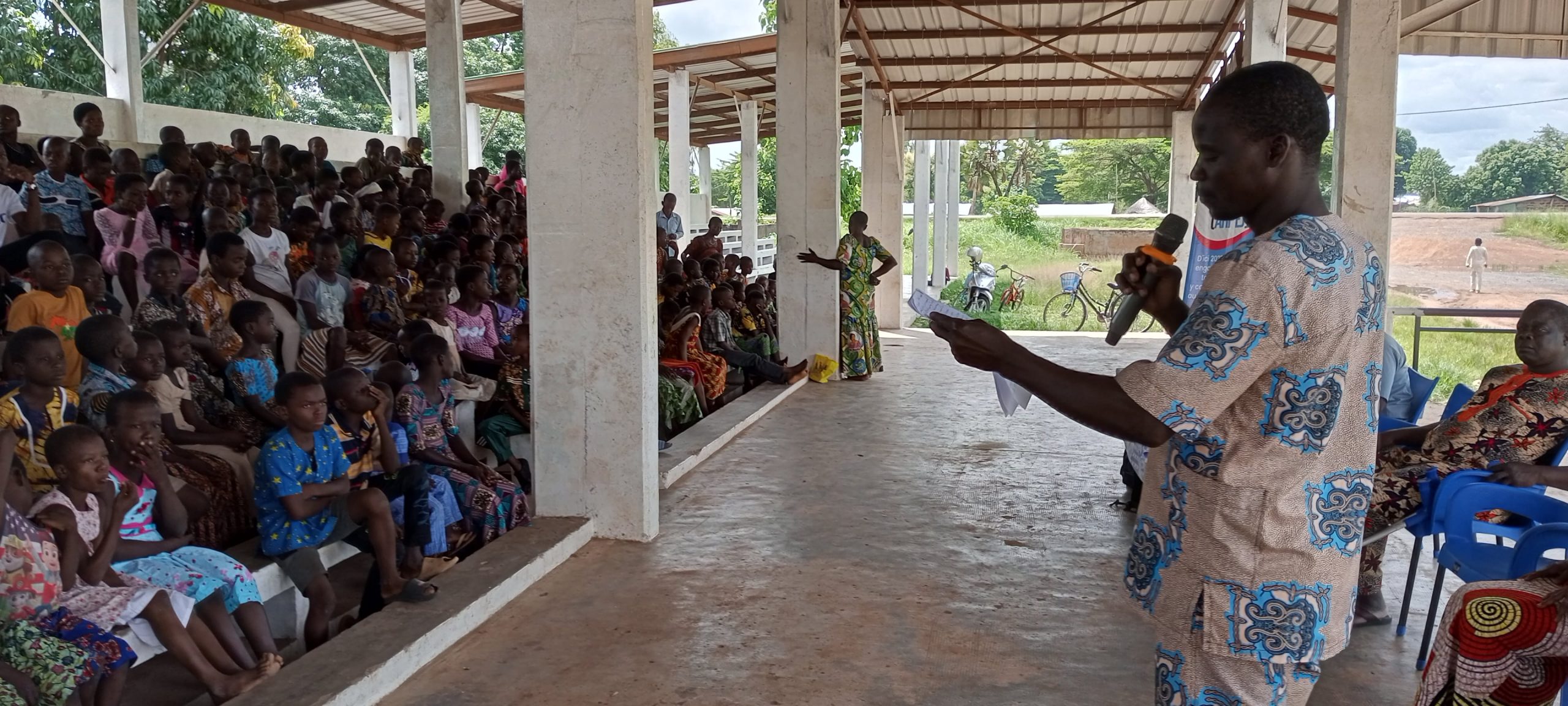 M. Awidjolo exposant les dangers des pires formes du travail des enfants min scaled