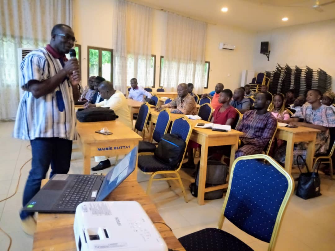 M. Takougnadi en pleine presentation