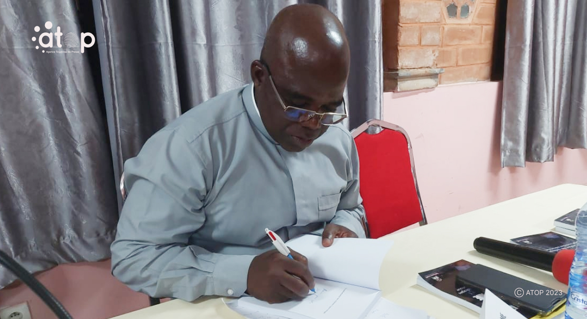 Atop.tg La Mediatisation des relations France Afrique… le 1er ouvrage du Pere Gustave Wanme dedicace