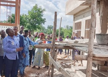 Doufelgou/visite du chantier de la maison des jeunes à Niamtougou :  la ministre Myriam Dossou s’assure de l’état d’avancement des travaux