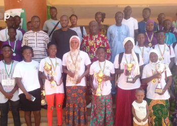 Finale nationale du championnat scolaire et universitaire de 2023 :  les trophées des filles du lycée de Cinkassé et des garçons du  CFP  en handball présentés au préfet