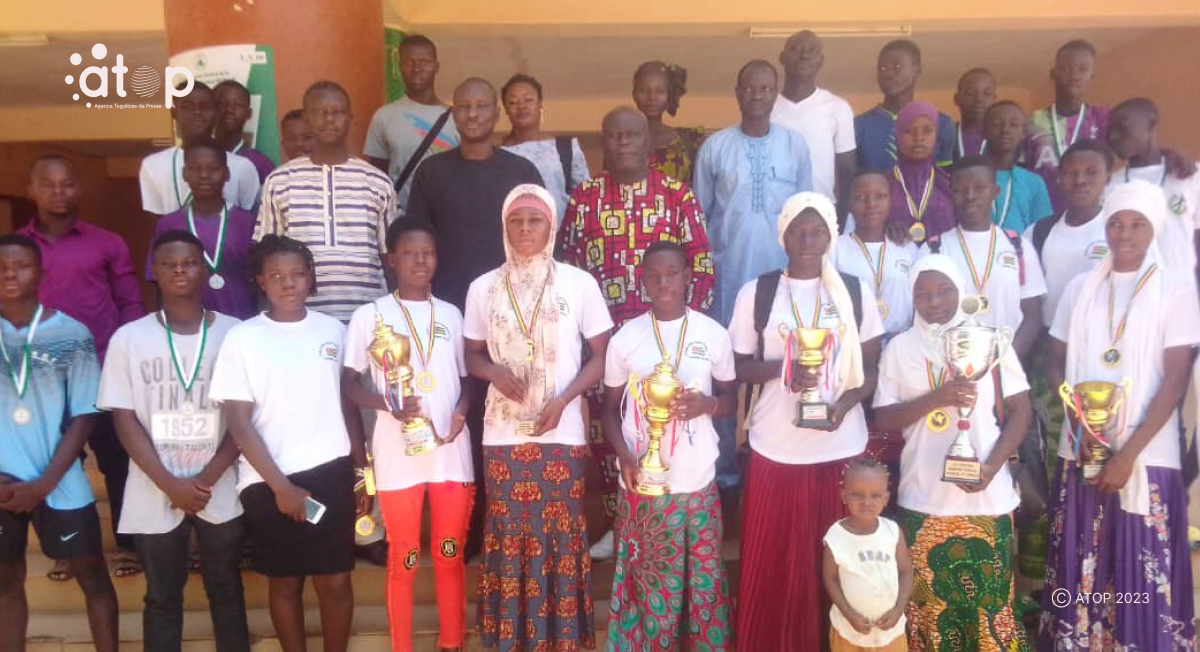 Atop.tg les trophees des filles du lycee de Cinkasse et des garcons du CFP en handball presentes au prefet